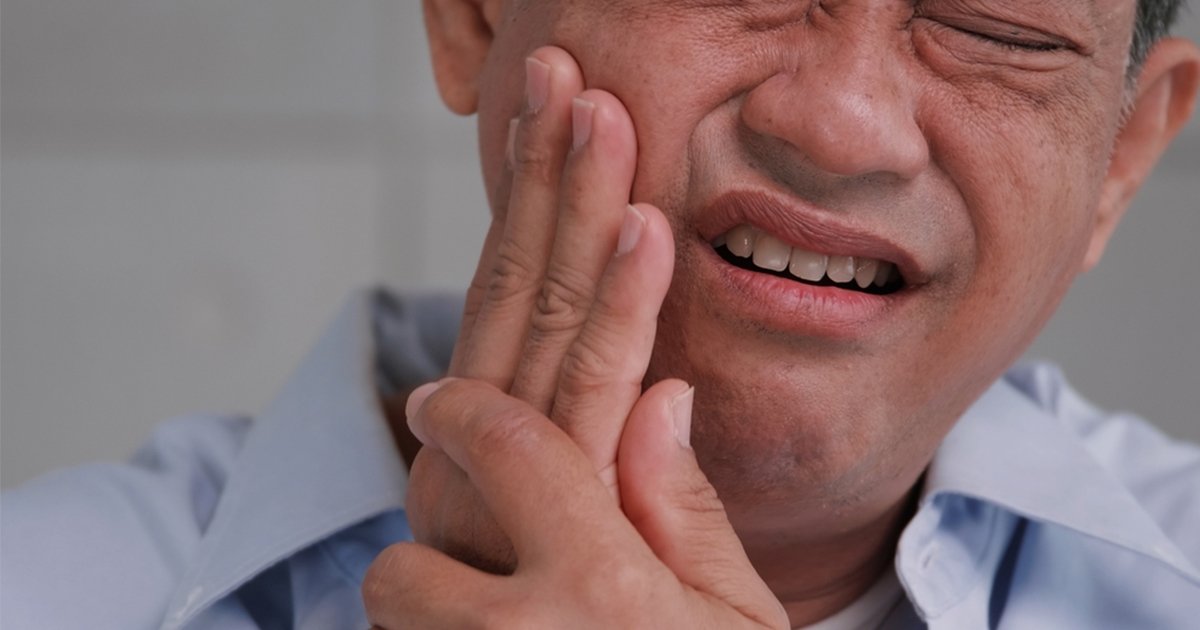 Răng cắn vào má trong có đau không?